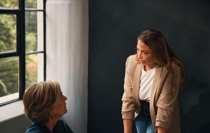 Zwei Business Frauen sprechen miteinander