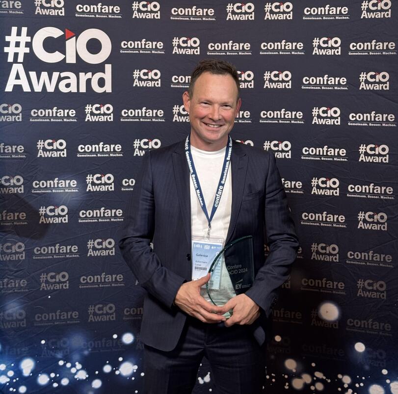 Lukas Ackermann with his award as Top CIO 2024