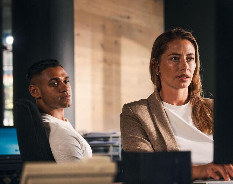 Frau und Mann im Büro